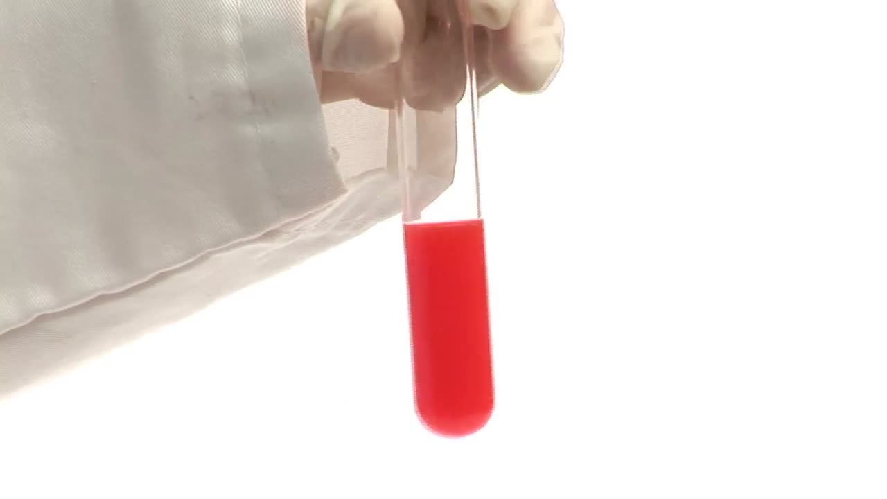 화학 물질 을 조사 하는 실험실 기술자