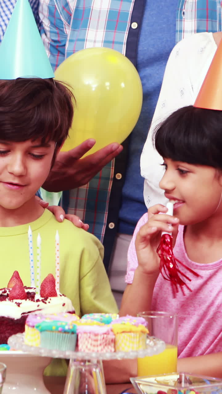 feliz familia celebrando su cumpleaños