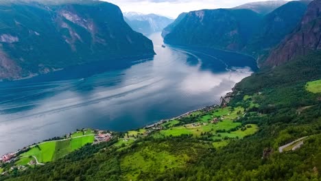 Stegastein-Aussichtspunkt-Wunderschöne-Natur-Norwegen.