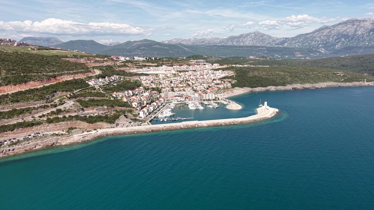 Veduta aerea di Lustica Bay, Montenegro. Edifici di appartamenti di lusso e marina, ripresa con drone