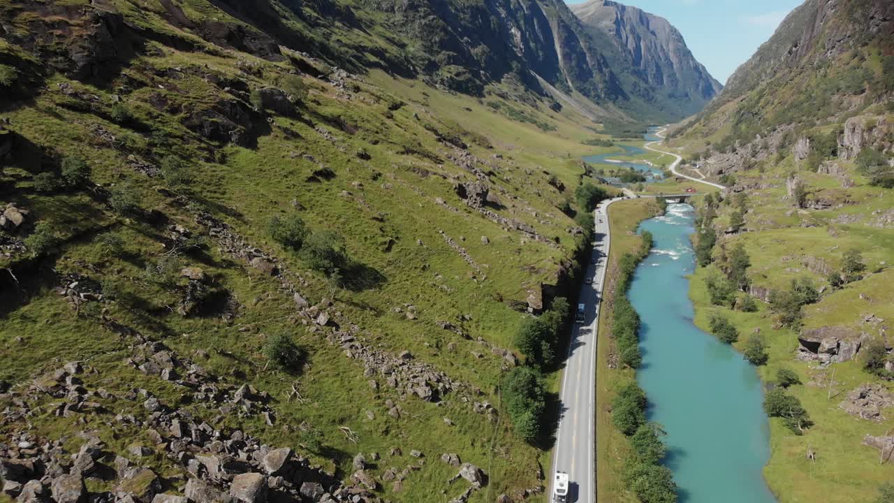 una carretera filmada desde arriba en noruega