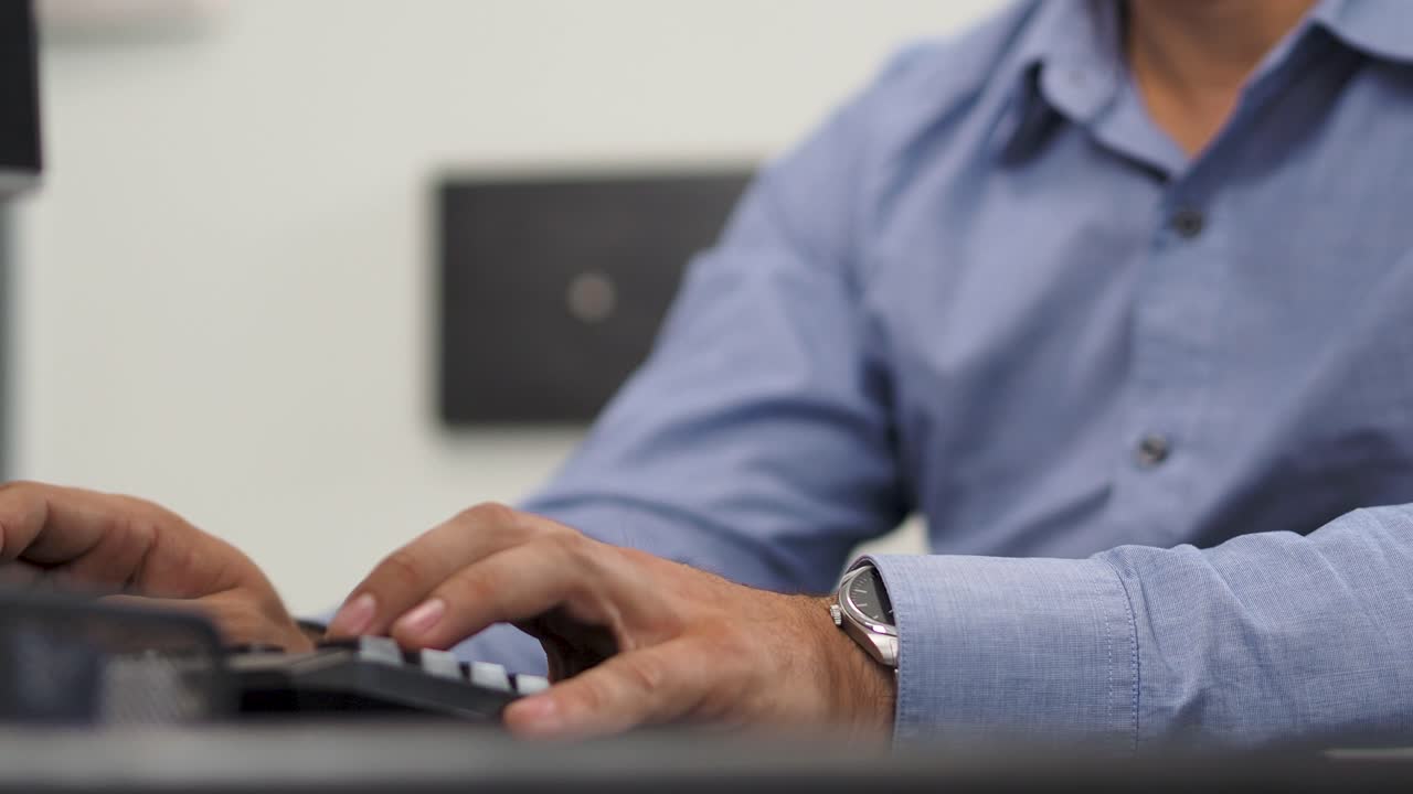 hombre de negocios escribiendo en el teclado de la computadora trabajando en la oficina