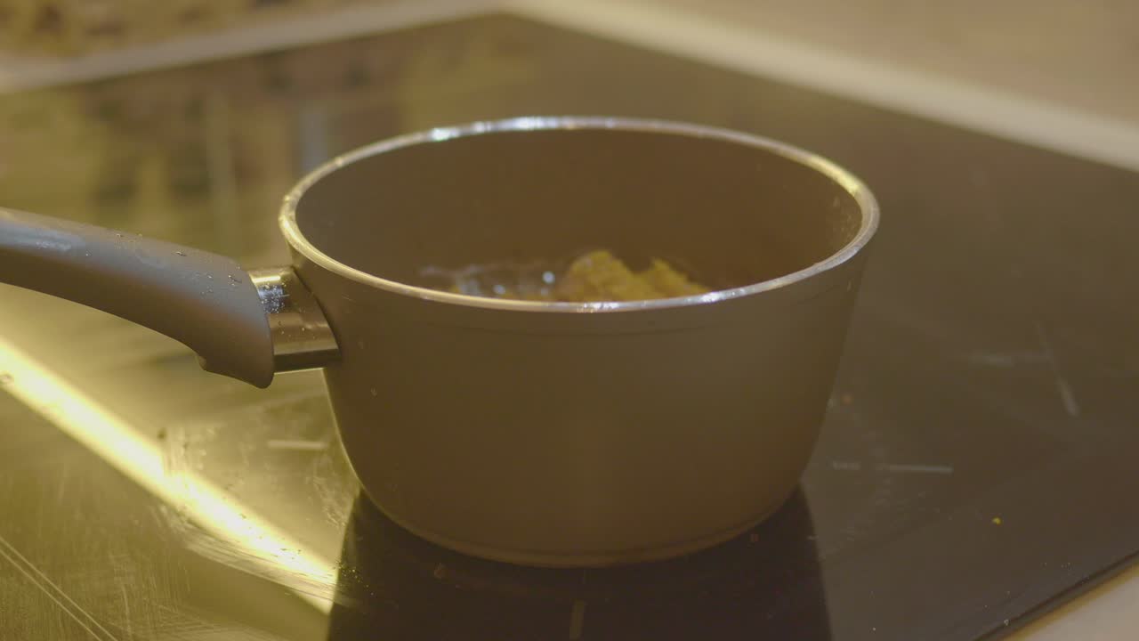 una olla pequeña en una placa caliente