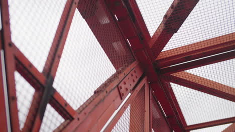 detalle de la estructura del puente peatonal de hierro