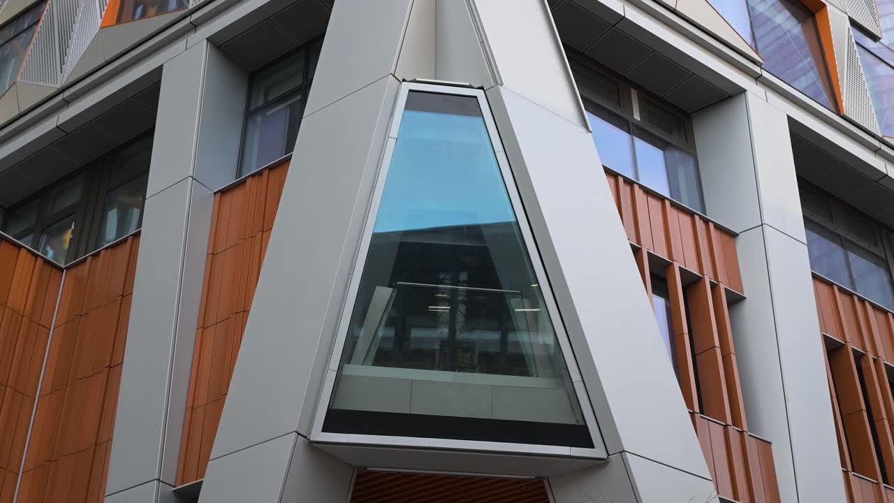 Vista dell'edificio per uffici Capital House situato in St Thomas Street, vicino al London Bridge, che mostra la moderna facciata architettonica e la prospettiva a livello della strada