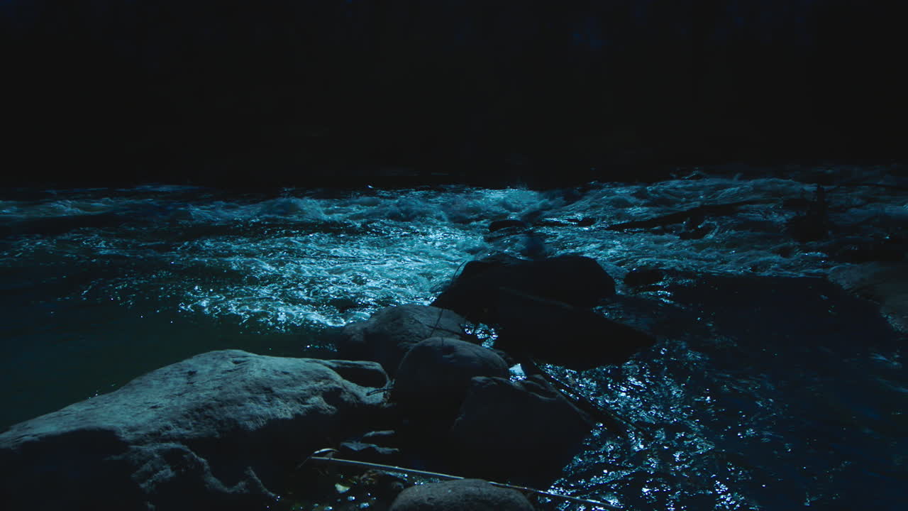 el río oscuro de la montaña es lento.