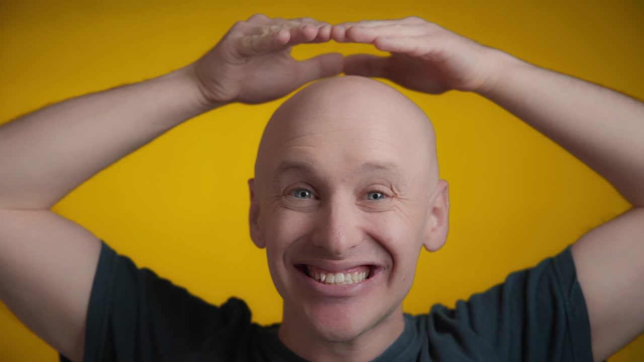 Uomo che mima un'emoji angelo