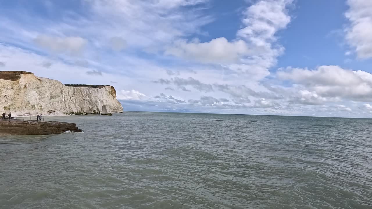하 절벽과 푸른 하늘 아래의 바다