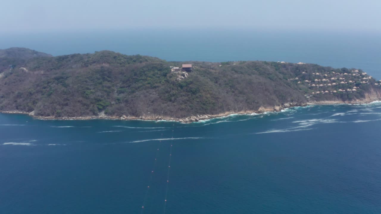 vista aérea de cables zipline y cabo con zona de aterrizaje, acapulco mexico