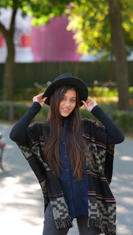 una mujer joven en el parque.
