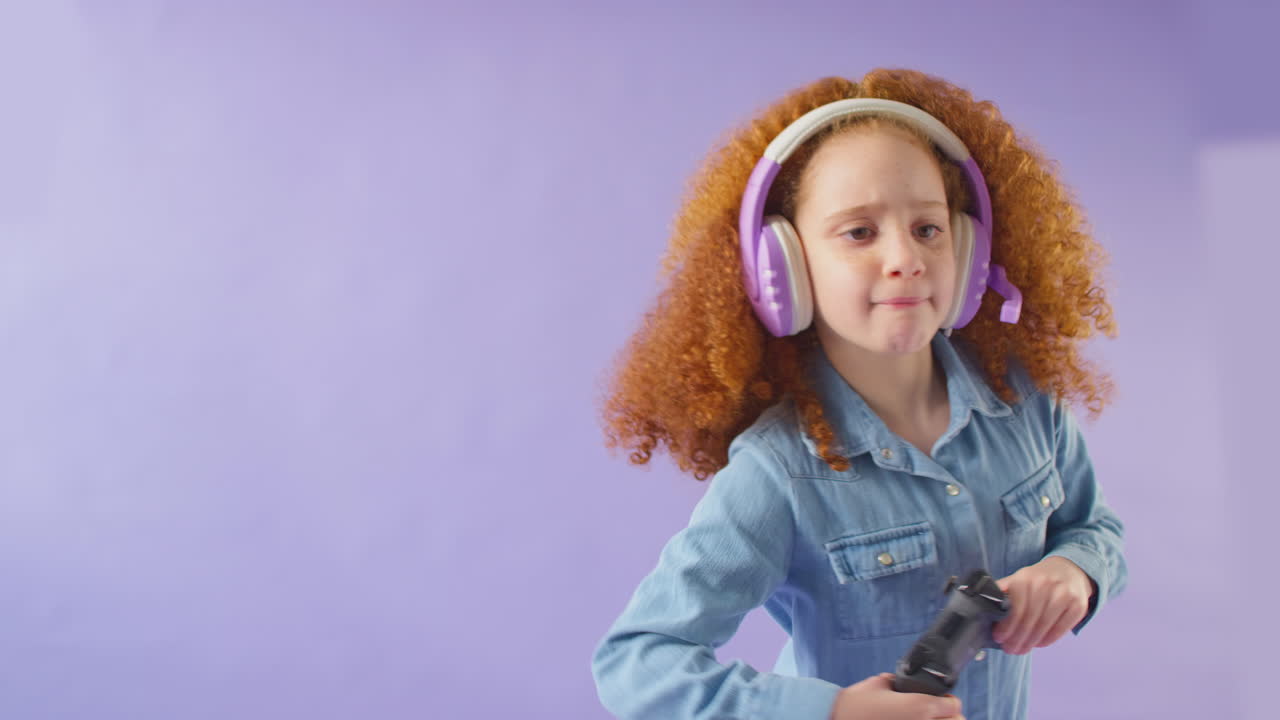 fotografía de estudio de una chica con auriculares jugando con un controlador contra un fondo púrpura