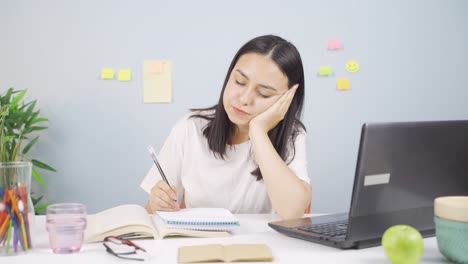 La-Estudiante-Se-Queda-Dormida-Mientras-Estudia.