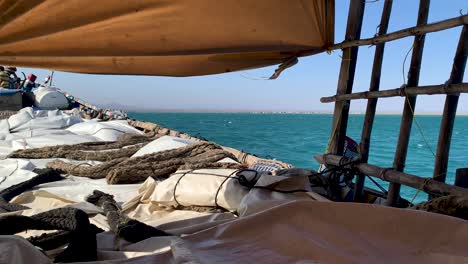 viajar en un barco de madera local destinado a mercancías en un día muy ventoso