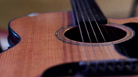 A-big-close-up-of-a-bass-guitar-Strings-with-its-base,-light-reflections-and-focus-shifting-on-the-guitar