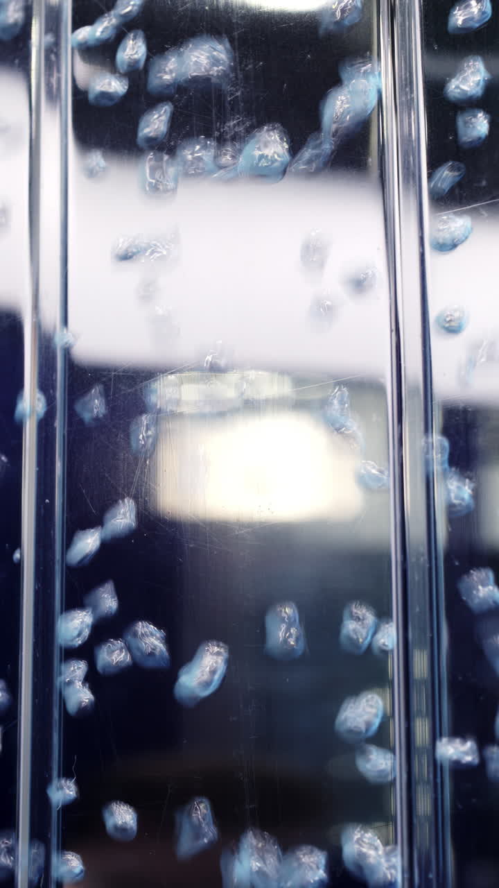 추상적인 유리 텍스처와 파란 구슬