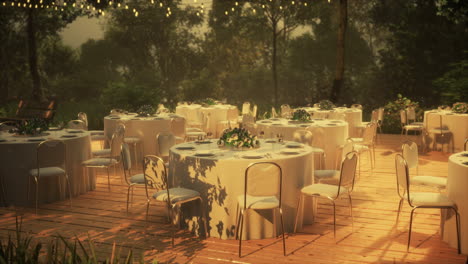 Mesa-Y-Silla-De-Mimbre-Vacías-En-El-Jardín-Del-Bosque-Del-Restaurante-Al-Aire-Libre