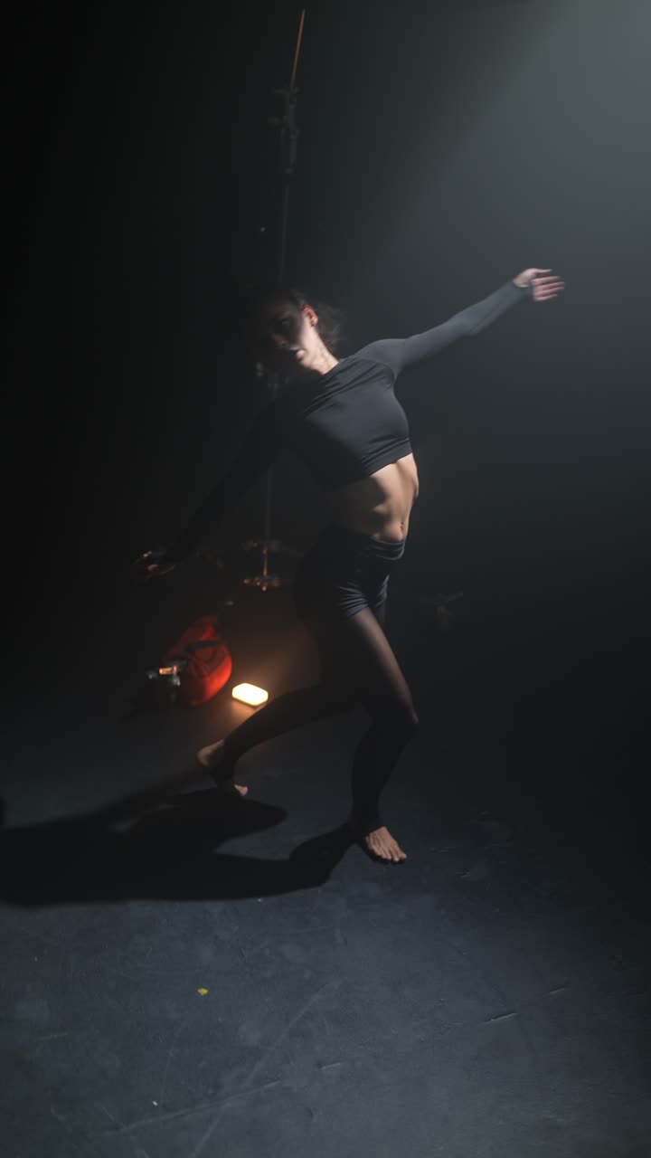 Ballerina in uno spettacolo di danza contemporanea
