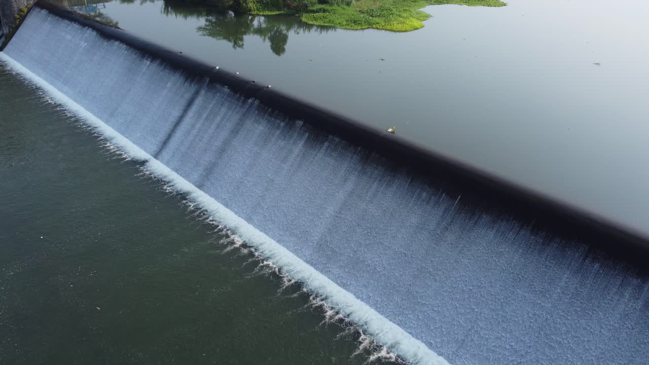 댐과 폭포가 있는 강 풍경. 조감도