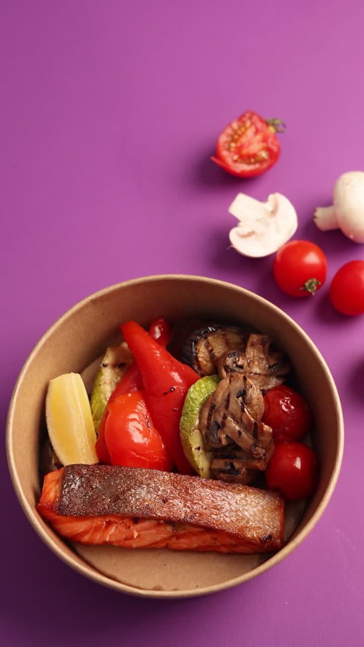 salmón a la parrilla con verduras asadas