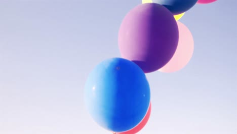 niña con globos en la mano