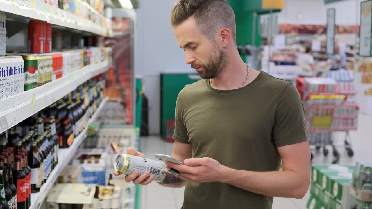 hombre comprando comestibles en un supermercado