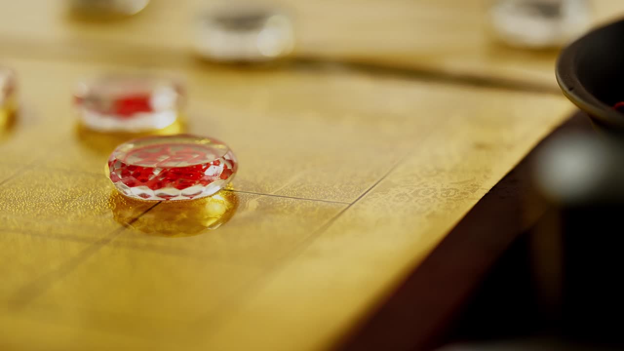 ajedrez chino de vidrio en el tablero de ajedrez dorado