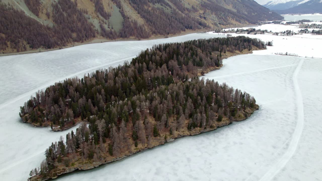 lago congelado en las montañas
