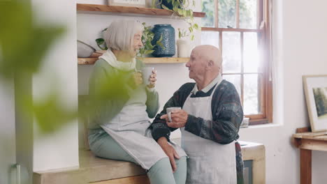 Café,-Conversación-Y-Pareja-De-Ancianos-En-La-Cocina.