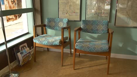 sillas antiguas en el vestíbulo de un bonito motel