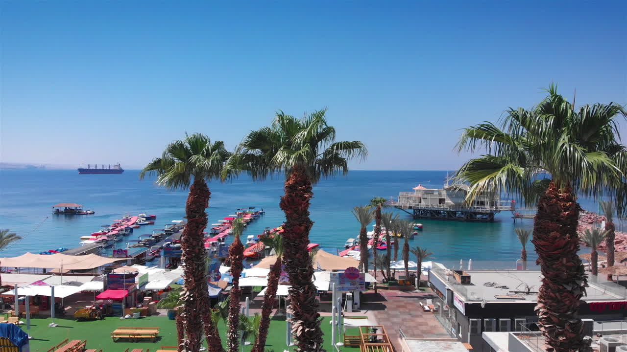 Scena di spiaggia tropicale con palme e barche