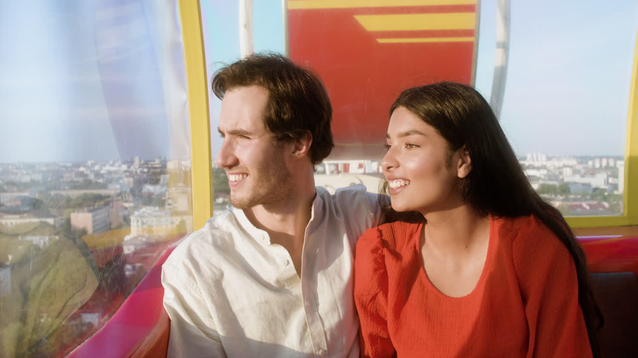 사랑에 빠진 커플이 이야기하고 있습니다.