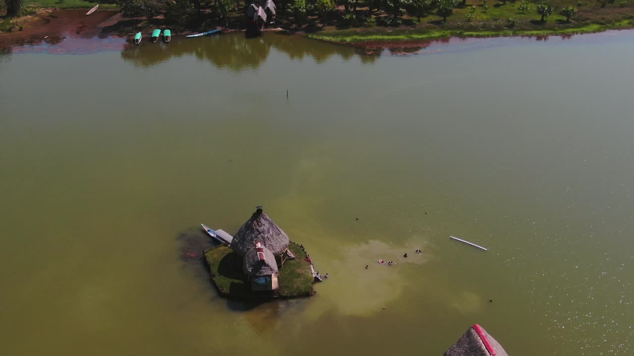 vista aérea de drones de 4k durante el día mirando la hermosa casa sobre el agua en la laguna de los milagros, tingo maria - puerta a la amazonía en perú
