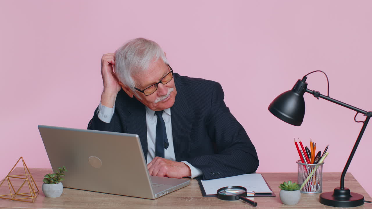 사업가는 손가락을 올려 창의적인 계획을 세웠고, 좋은 아이디어와 영감에 흥분했다.