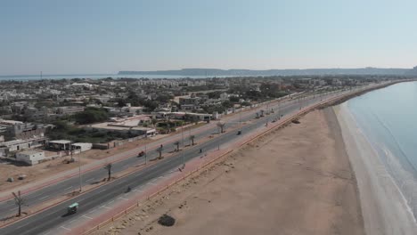 Toma-Aérea-De-La-Calle-Cerca-De-La-Playa-En-Gawadar-Baluchistán