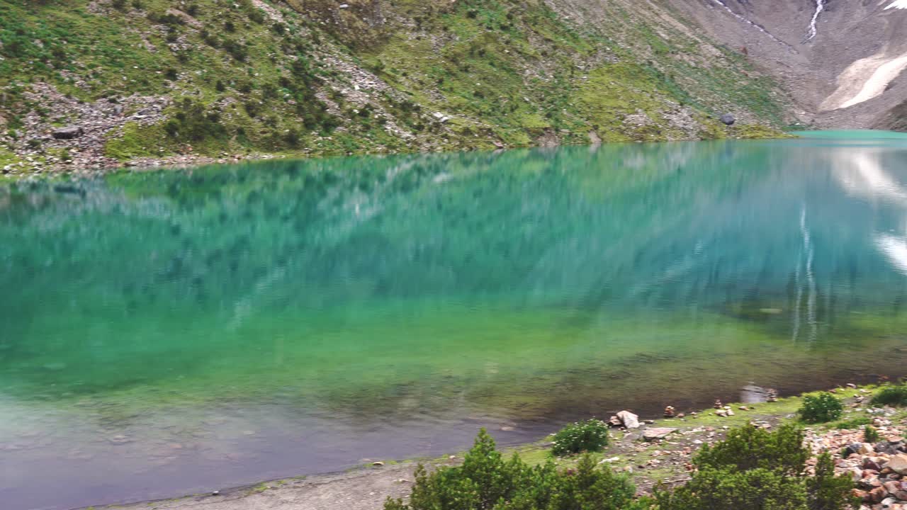 lago humantay en la cordillera de los andes cerca de machu picchu en perú, sin gente