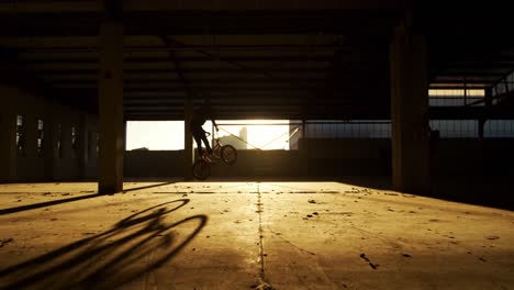 Jinete-De-Bmx-En-Un-Almacén-Vacío