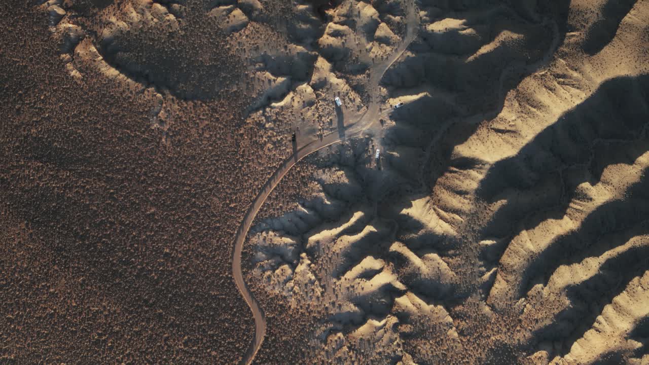 vista de pájaro de una furgoneta acampando en el desierto, al sur de salt lake city, utah, ee.uu.