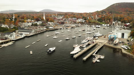 barco entrando en el puerto de camden, maine durante un hermoso día de otoño