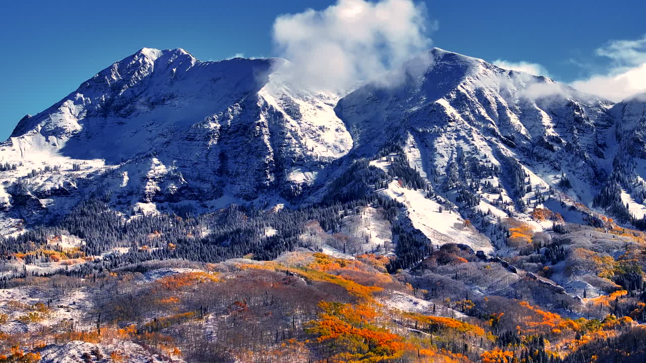 Kebler Pass drone aereo cinematografico Crested Butte Gunnison Colorado stagioni nuvola inizio autunno pioppo tremulo foresta rossa gialla arancione inverno prima neve polverosa cime Montagne Rocciose movimento circolare a destra