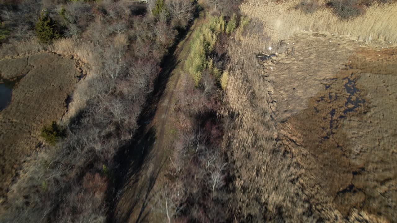 una vista aérea de la hierba seca y la marisma salada junto a un parque en freeport, nueva york, en un día soleado