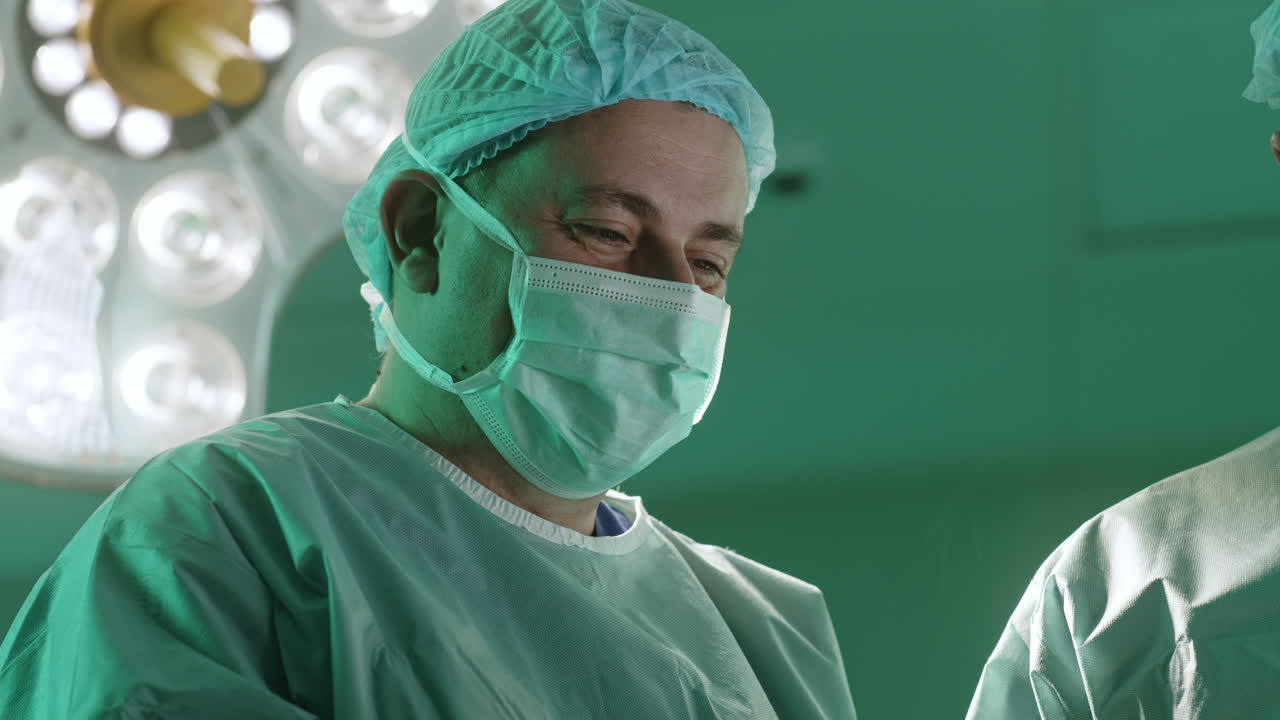 cirujanos en la sala de operaciones