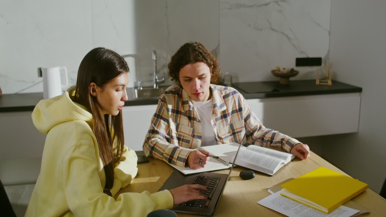 estudiantes estudiando juntos en una cocina
