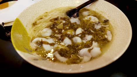 sopa de ramen con pescado y verduras en melbourne