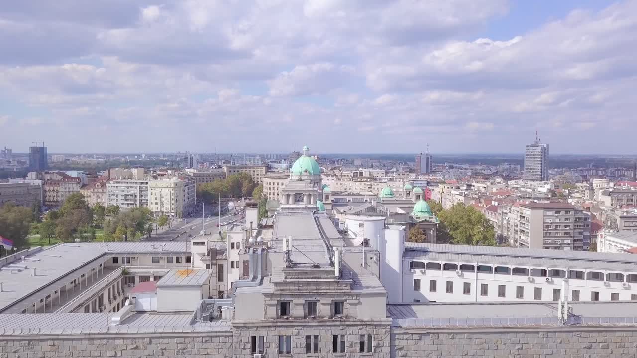 베오그라드 의 의회 와 주요 우체국 의 환상적 인 4k 공중 상승  ⁇