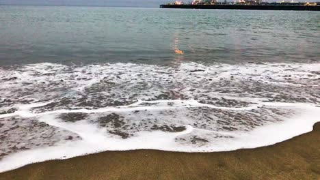 Olas-Del-Océano-Pacífico-En-El-Paseo-Marítimo-De-La-Playa-De-Santa-Cruz