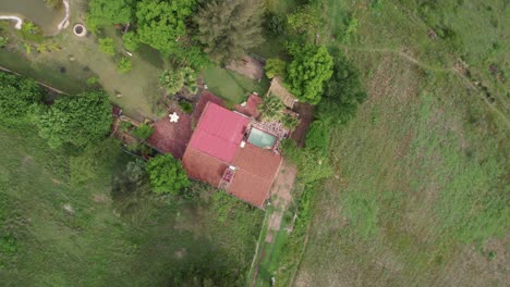 Vista-Desde-Abajo-De-Una-Casa-Con-Piscina-En-Medio-Del-Turismo-Mexicano.