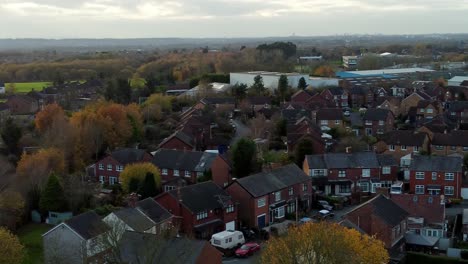 Rainhill-Típico-Pueblo-Suburbano-Británico-En-Merseyside,-Inglaterra-Vista-Aérea-Sobre-El-Barrio-Del-Consejo-Residencial-De-Otoño