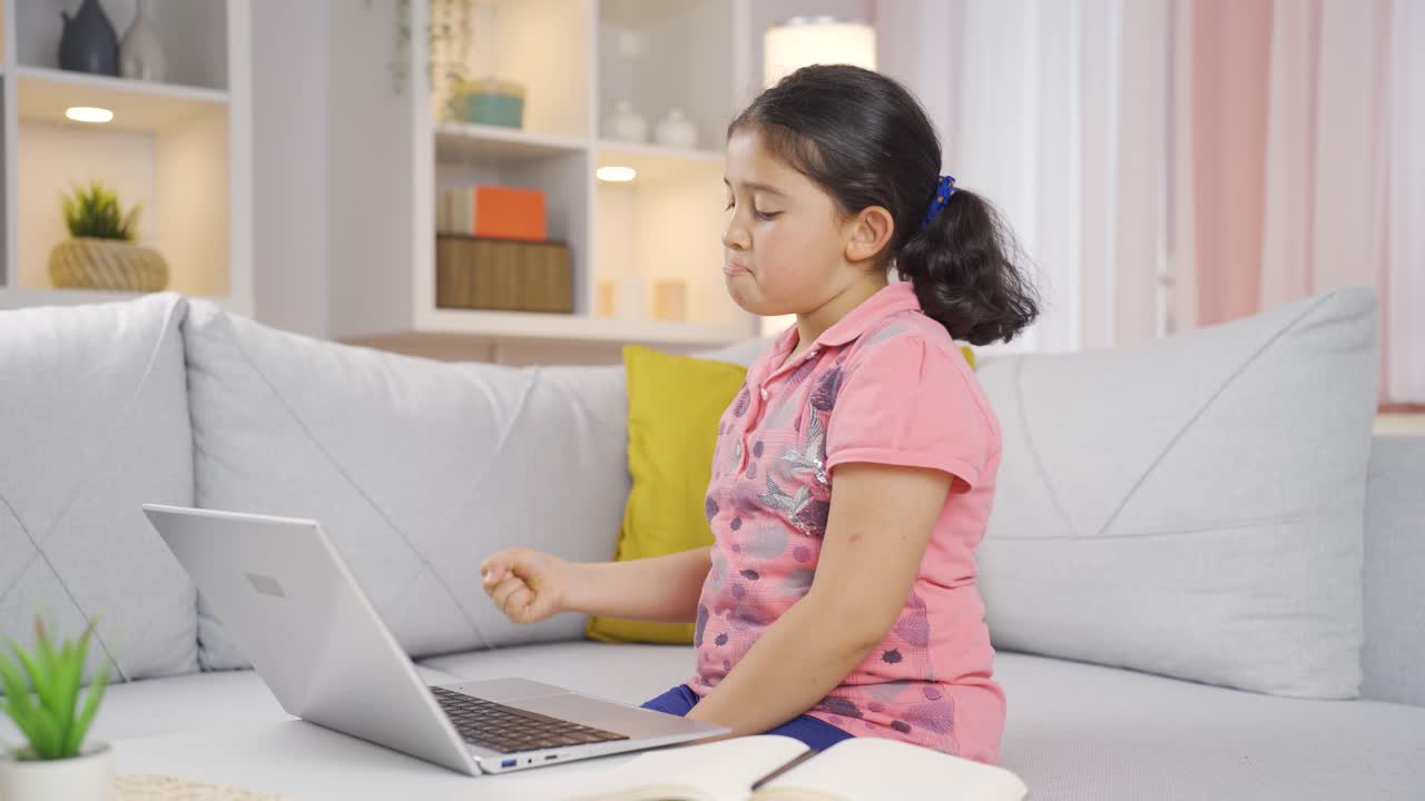 la niña que se enojó por lo que vio en la computadora portátil.