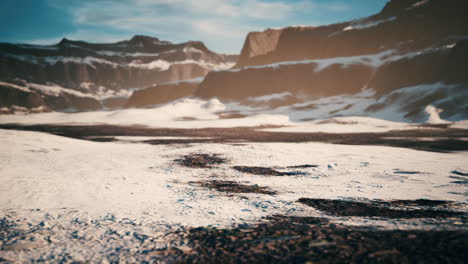 Rocas-Y-Colinas-Bajo-La-Nieve