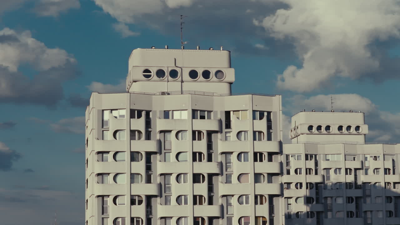 현대 아파트 건물 정면